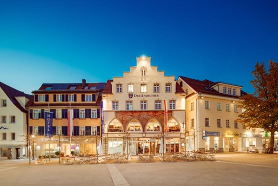 a large building in the middle of a street at Hotel Drei Kaiserberge in Göppingen