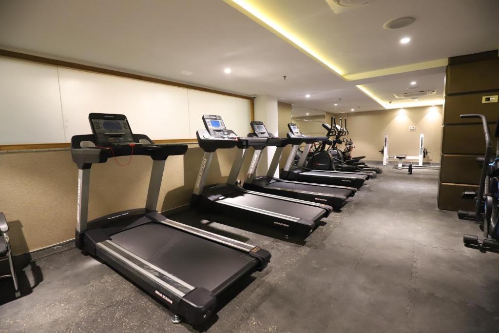 Fitness centrum a/nebo fitness zařízení v ubytování The Pristine Hotel
