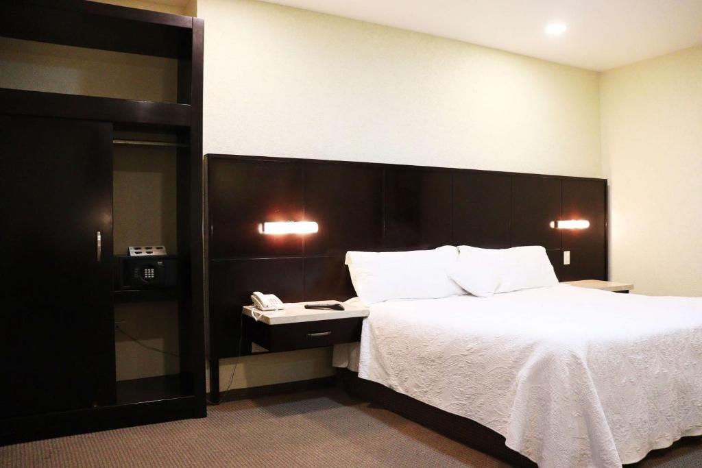 Postel nebo postele na pokoji v ubytování Wyndham Garden Aguascalientes Hotel & Casino