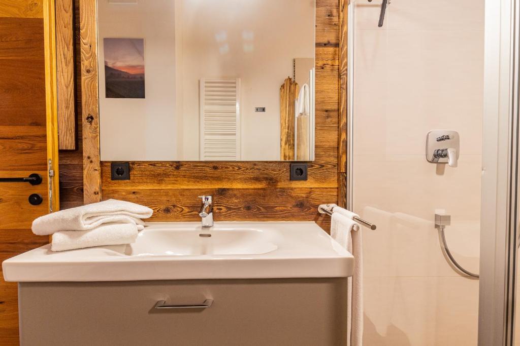 A bathroom at Chalet Dinkel in Niedernsill