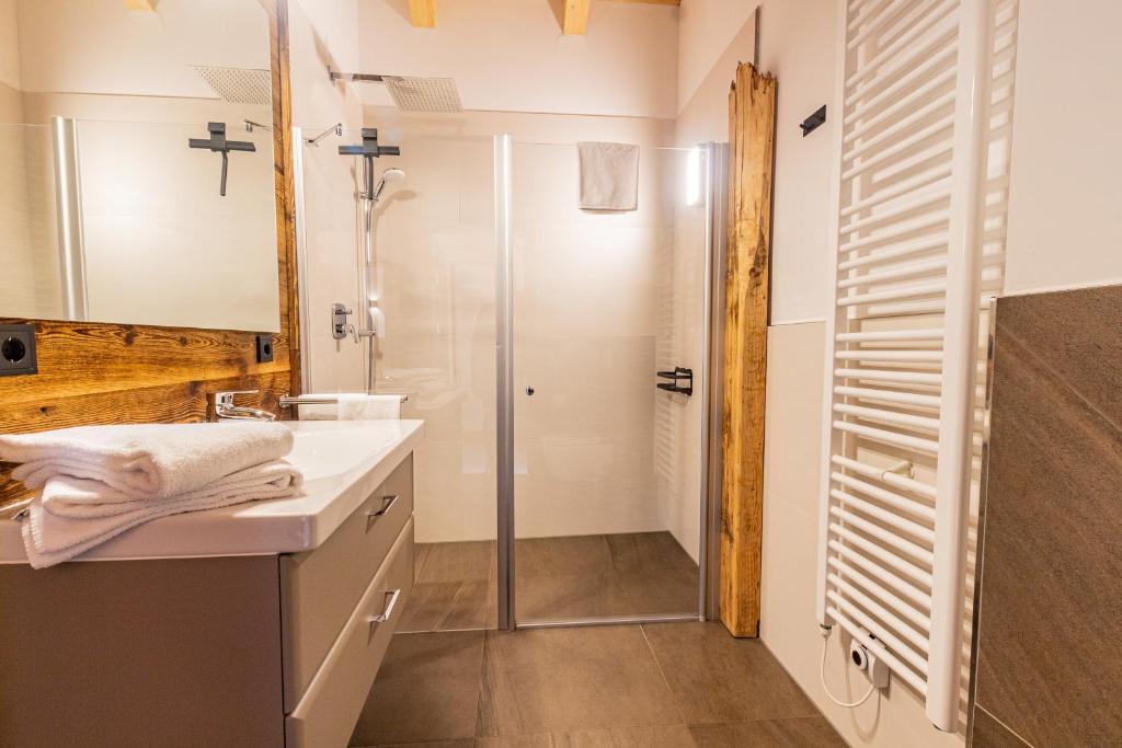 A bathroom at Chalet Dinkel in Niedernsill