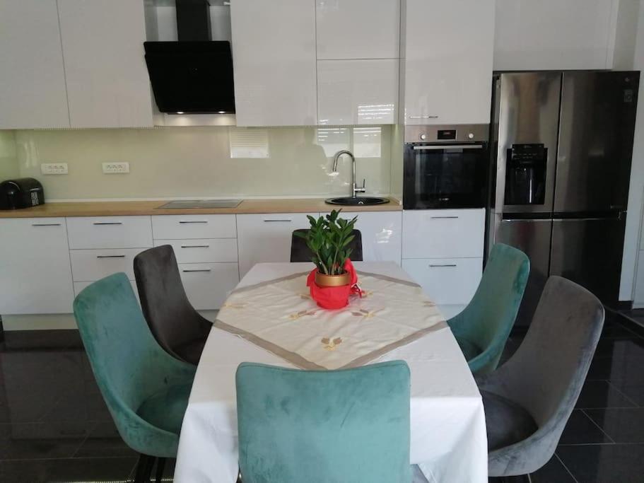 Kuchyňa alebo kuchynka v ubytovaní Apartmani Jukic 3