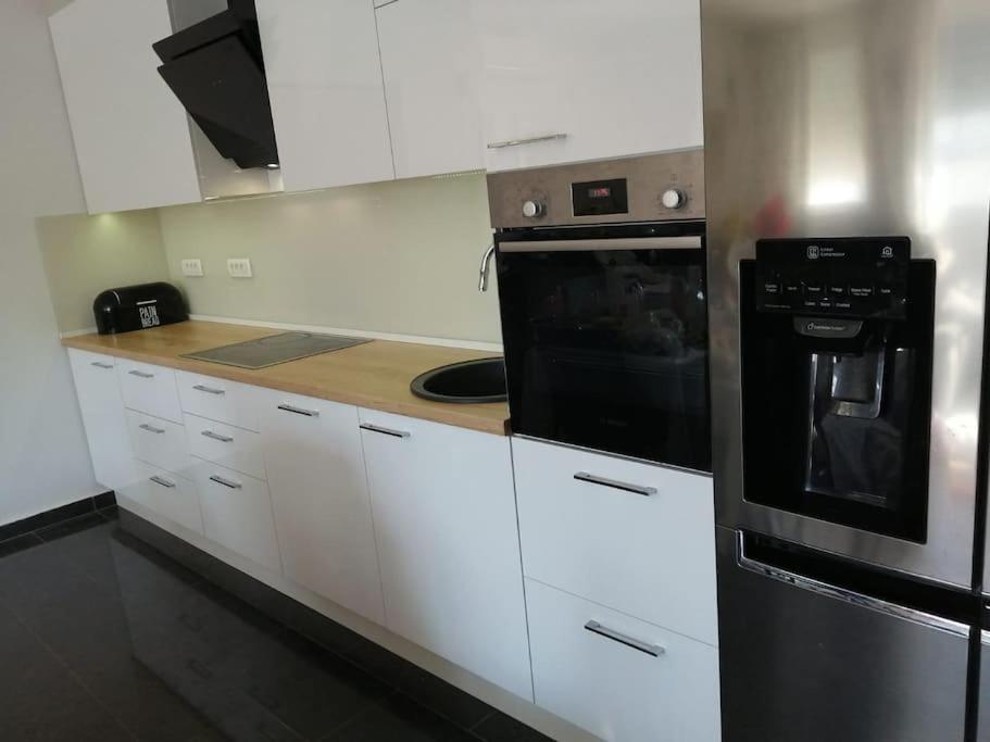 Kuchyňa alebo kuchynka v ubytovaní Apartmani Jukic 3