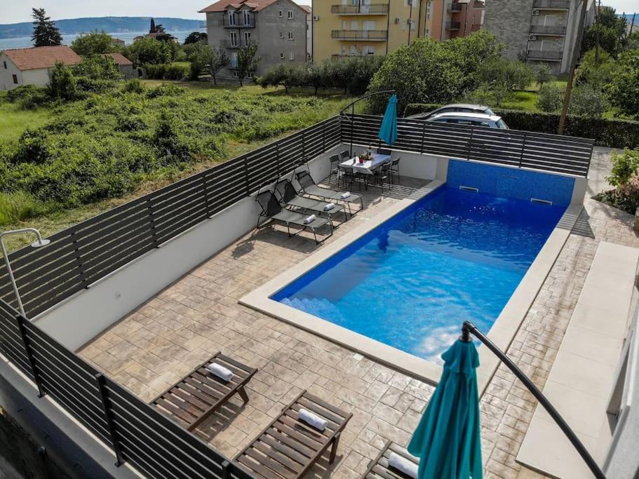 Bazén v ubytovaní Apartmani Jukic 3 alebo v jeho blízkosti