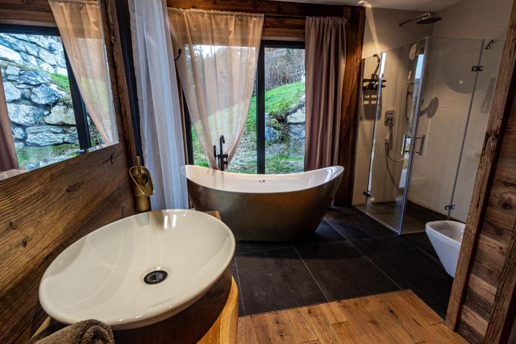 A bathroom at Chalet Dinkel in Niedernsill