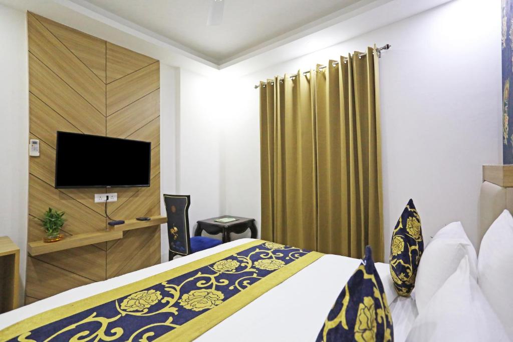 TV a/nebo společenská místnost v ubytování Hotel Decent Suites - Delhi Airport