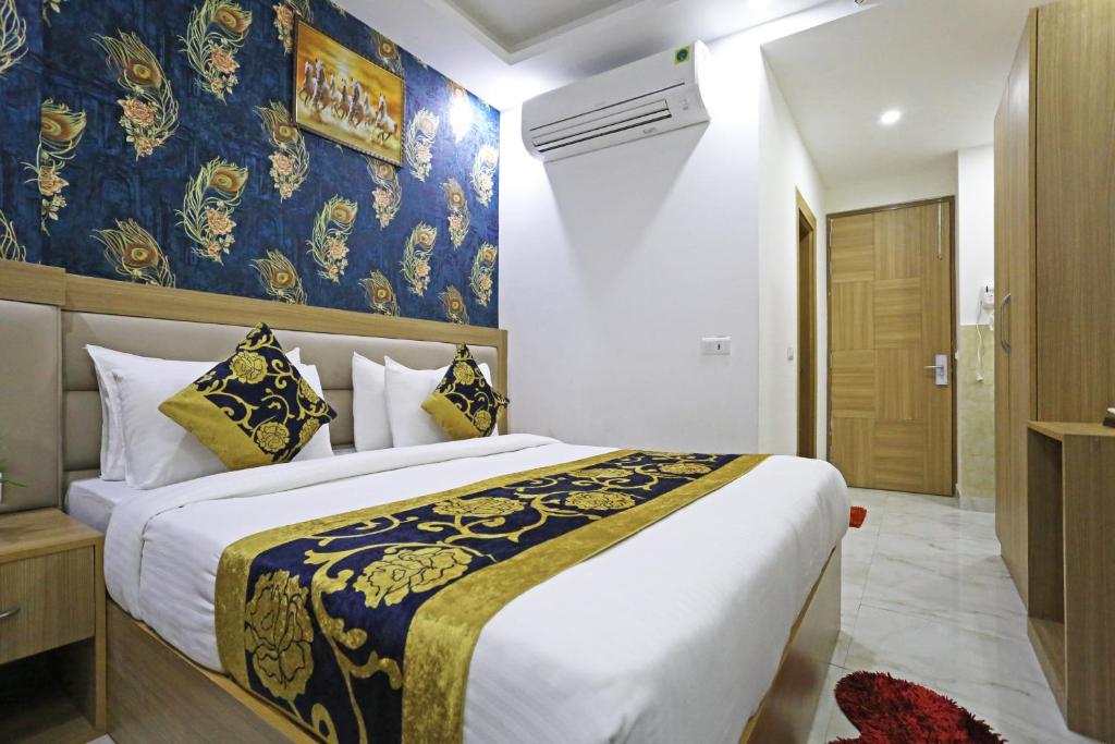 Postel nebo postele na pokoji v ubytování Hotel Decent Suites - Delhi Airport
