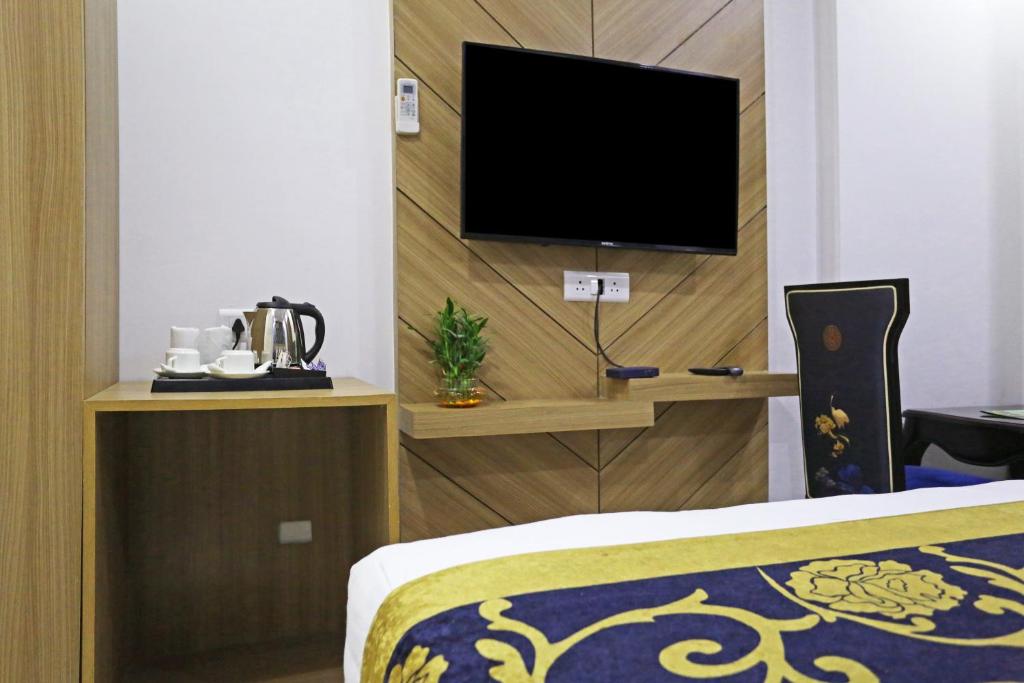 TV a/nebo společenská místnost v ubytování Hotel Decent Suites - Delhi Airport