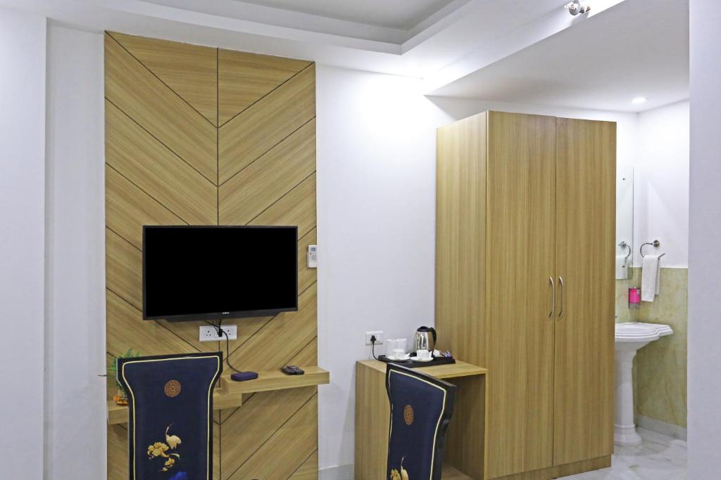 TV a/nebo společenská místnost v ubytování Hotel Decent Suites - Delhi Airport