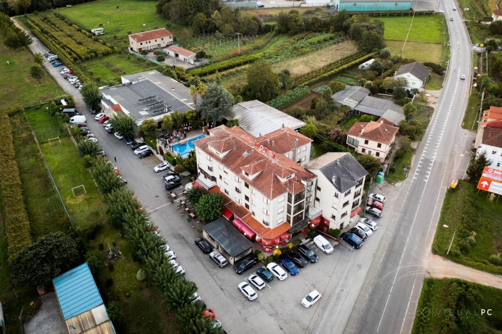 eine Luftansicht eines Hauses mit Parkplatz in der Unterkunft Hotel Sena in Caldas de Reis