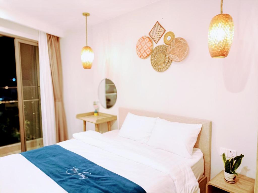 una camera con un letto bianco e una finestra di Căn Hộ Nghỉ Dưỡng 5 Sao The Song Apartment - Tomorrow Homestay 2 a Vung Tau