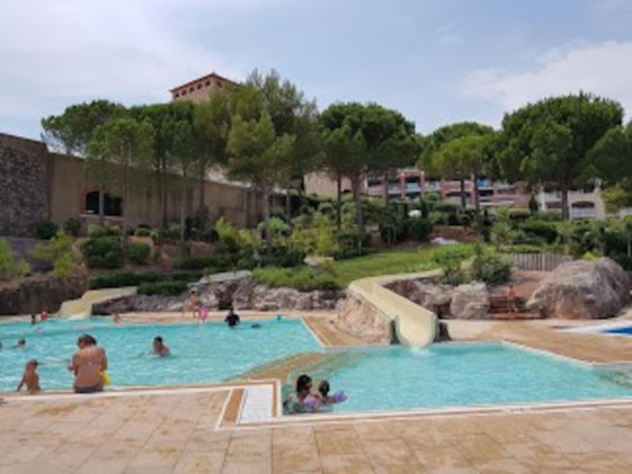 a group of people in a swimming pool at appartement pour 6 personnes cap esterel in Saint-Raphaël