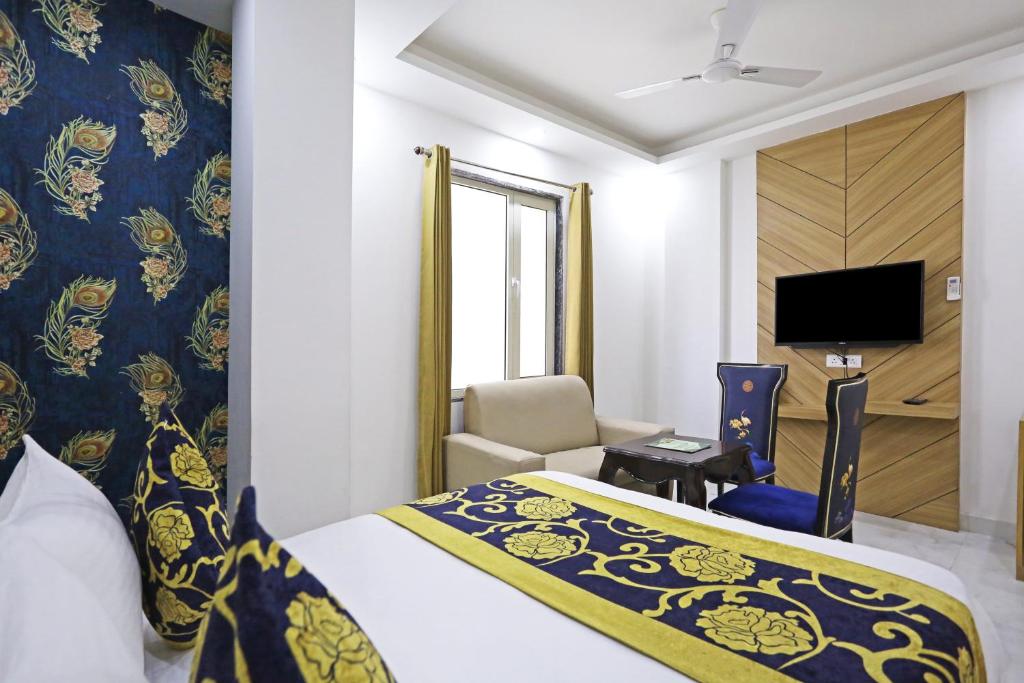 TV a/nebo společenská místnost v ubytování Hotel Decent Suites - Delhi Airport