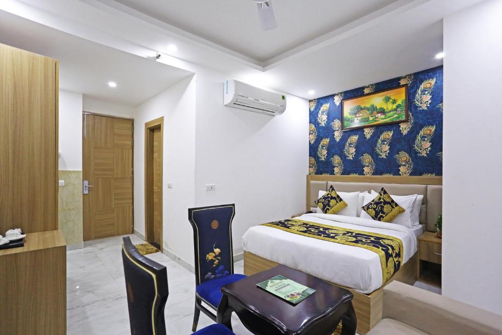 Postel nebo postele na pokoji v ubytování Hotel Decent Suites - Delhi Airport