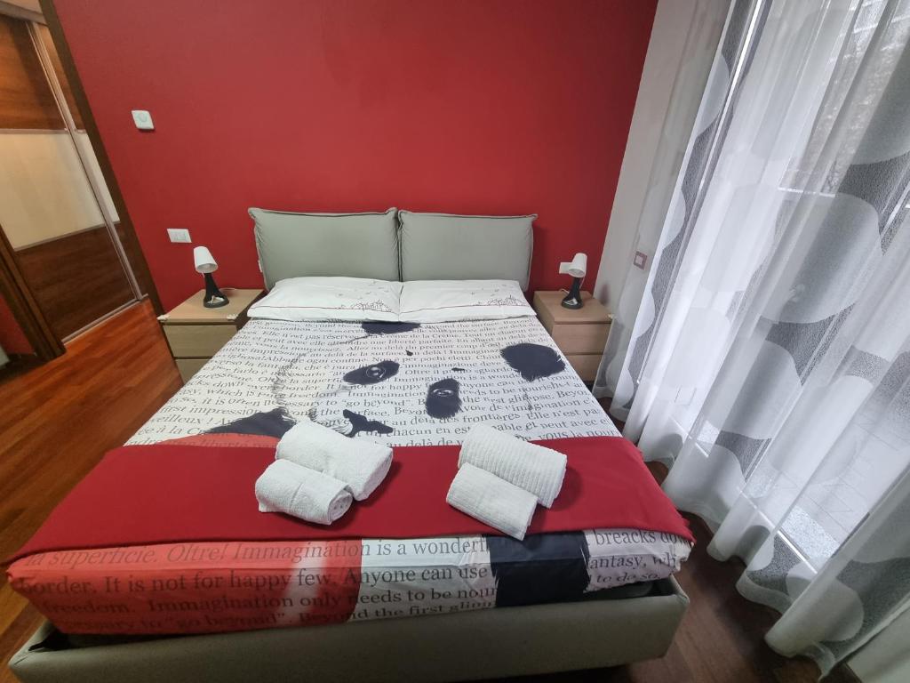 - une chambre avec une couette en ours en peluche sur un lit dans l'établissement AMA Milano Intero appartamento Bicocca Zona 9, à Milan