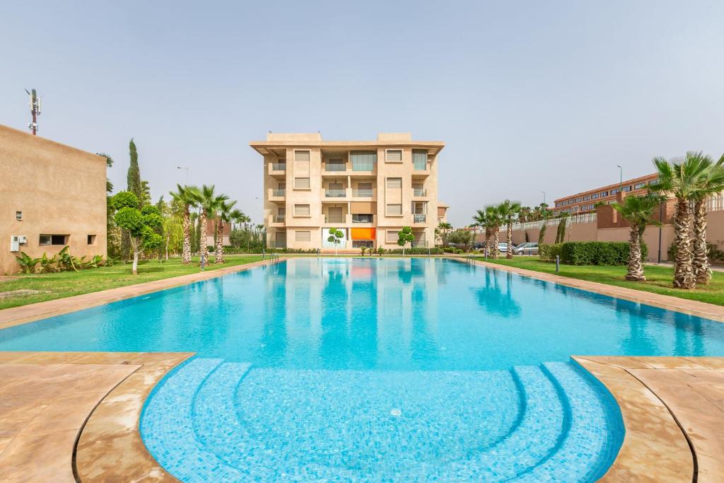 einem großen Pool vor einem Gebäude in der Unterkunft Superbe Appart en Résidence Sécurisée avec piscine in Marrakesch