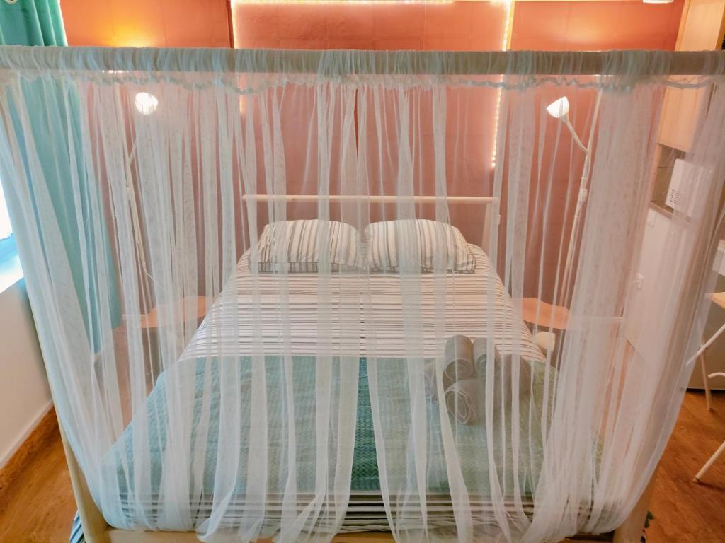 コルマールにあるLa Provence Suitesのプラスチック製のベッド1台
