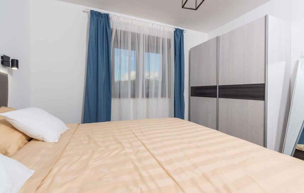 sypialnia z dużym łóżkiem z niebieskimi zasłonami w obiekcie Holiday home in Buje - Buje Region 43026 w mieście Buje