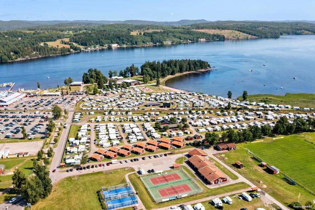 uma vista aérea de um parque de estacionamento ao lado de um lago em First Camp Sunne - Fryksdalen em Sunne