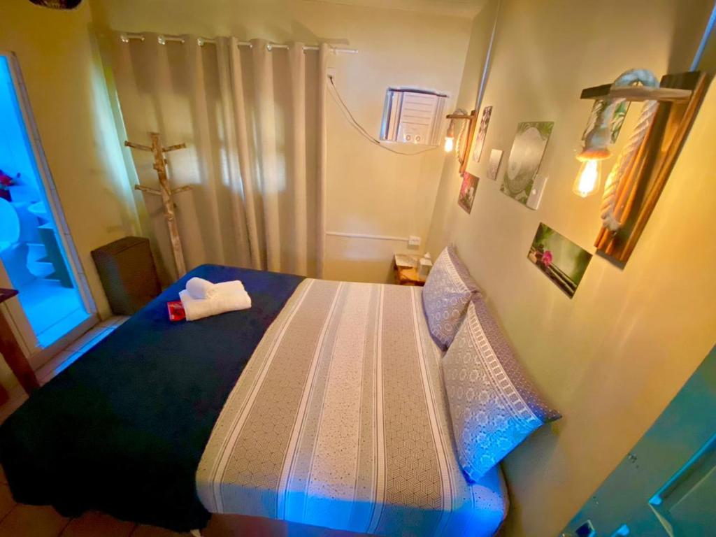 1 dormitorio pequeño con 1 cama con luz azul en Pousada Misticasa Fernando de Noronha en Fernando de Noronha