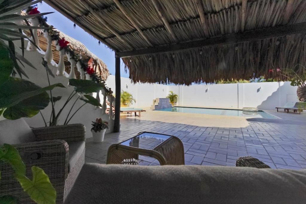 Bazén v ubytování Beach Walk Residences nebo v jeho okolí