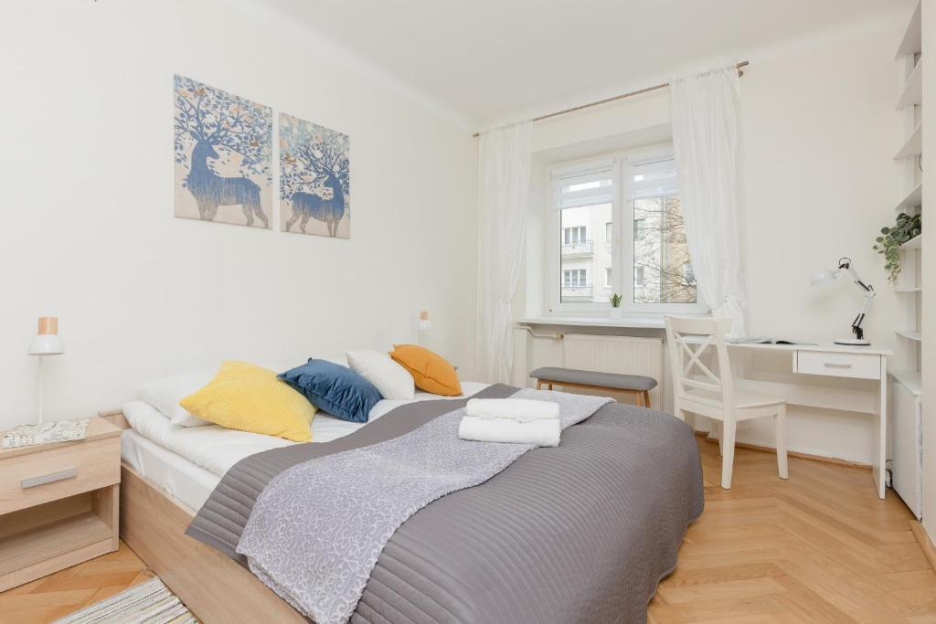 Posteľ alebo postele v izbe v ubytovaní Białe Aleje Mokotów Apartment Metro by Noclegi Renters