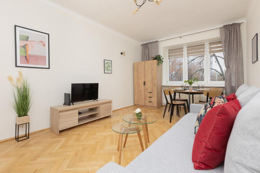 Televízia a/alebo spoločenská miestnosť v ubytovaní Białe Aleje Mokotów Apartment Metro by Noclegi Renters