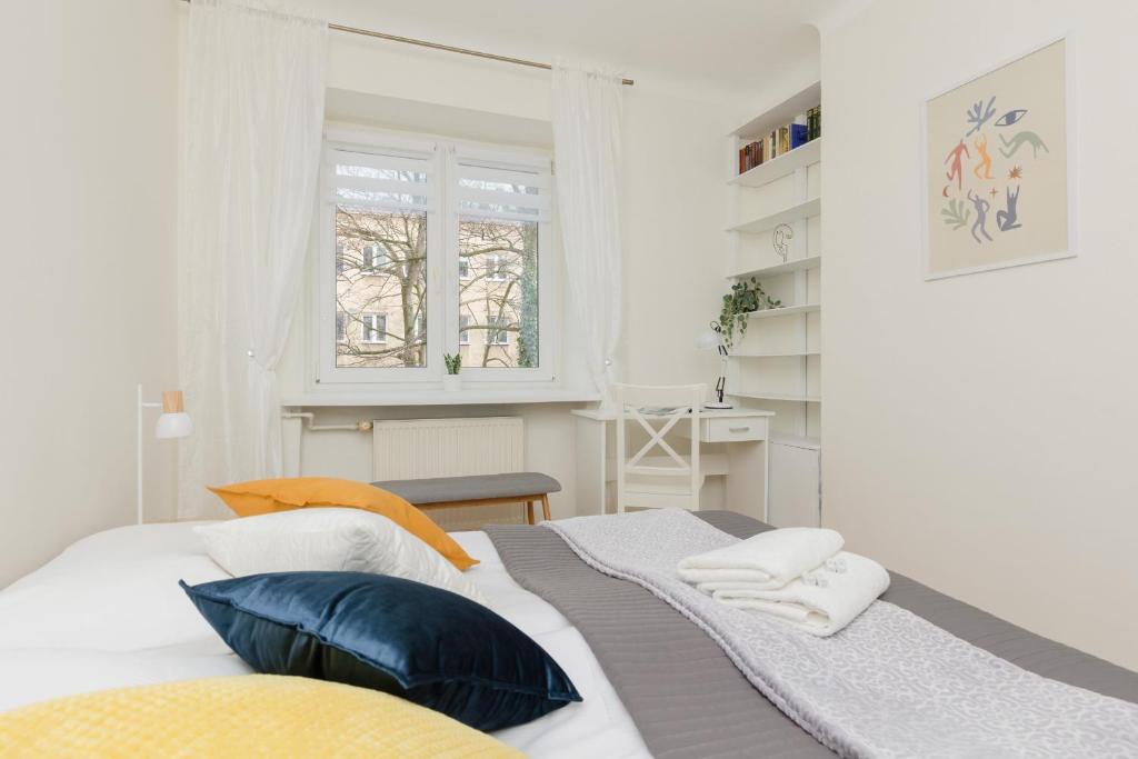 Posteľ alebo postele v izbe v ubytovaní Białe Aleje Mokotów Apartment Metro by Noclegi Renters