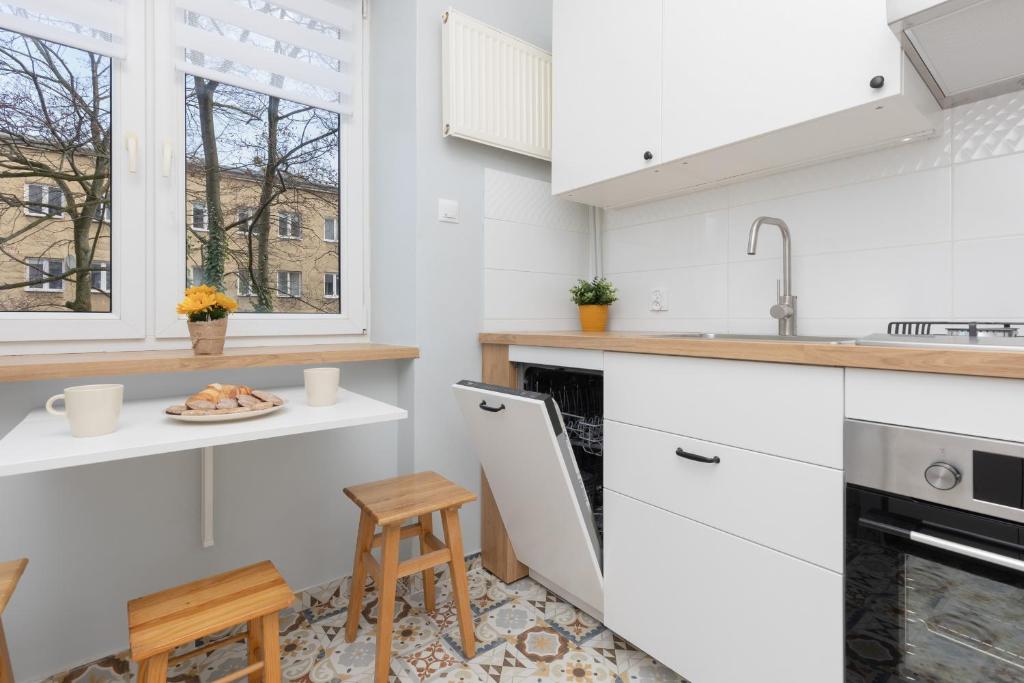 Kuchyňa alebo kuchynka v ubytovaní Białe Aleje Mokotów Apartment Metro by Noclegi Renters
