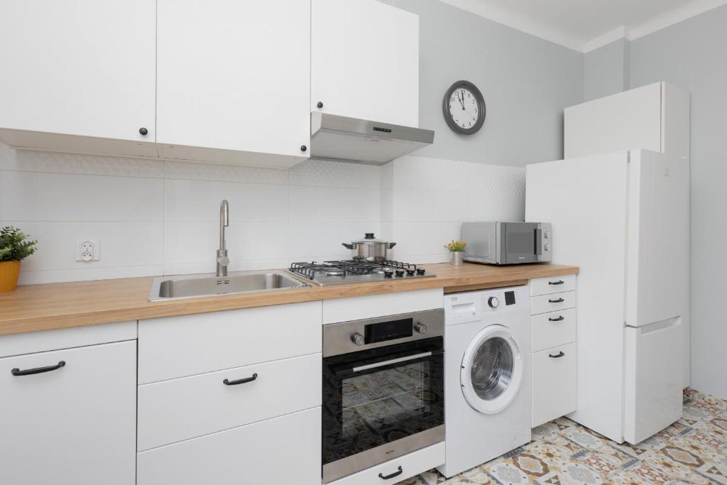 Kuchyňa alebo kuchynka v ubytovaní Białe Aleje Mokotów Apartment Metro by Noclegi Renters