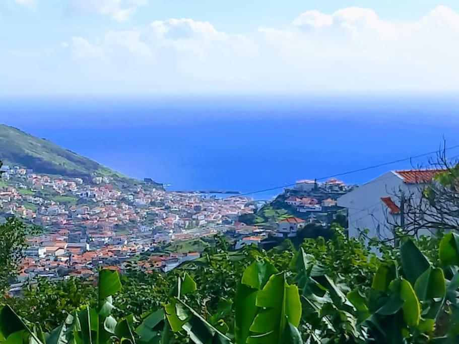 uma vista para uma cidade a partir de uma colina em Sea Mountain House em Machico