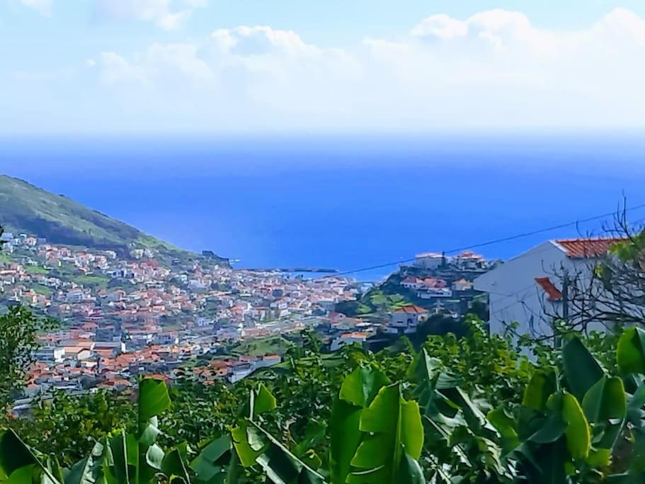 Blick auf eine Stadt von einem Hügel in der Unterkunft Sea Mountain House in Machico