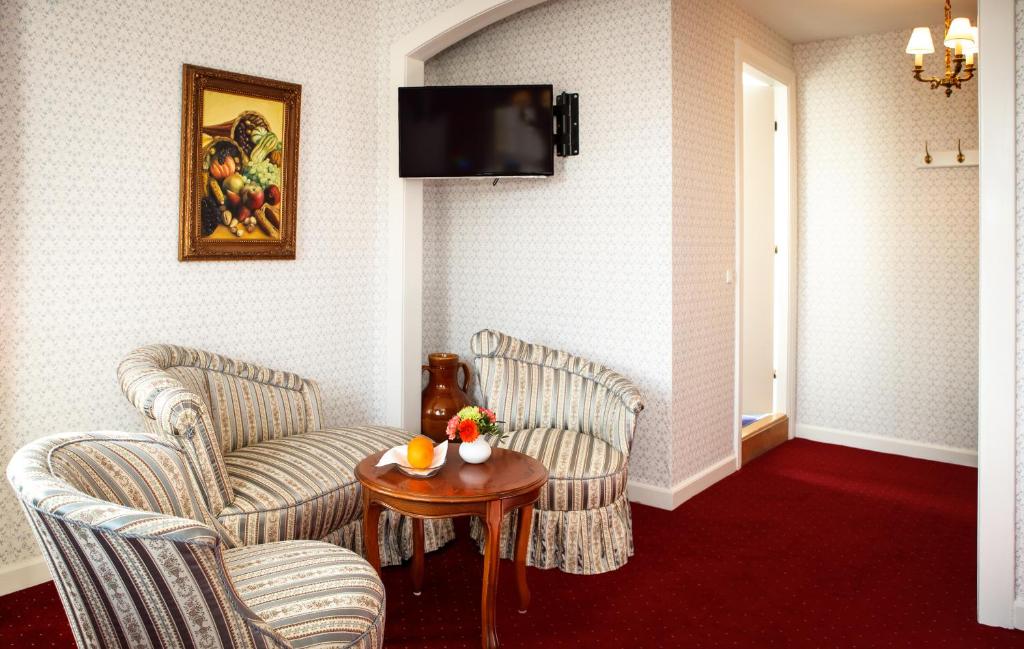 TV a/nebo společenská místnost v ubytování Hotel Kirstine