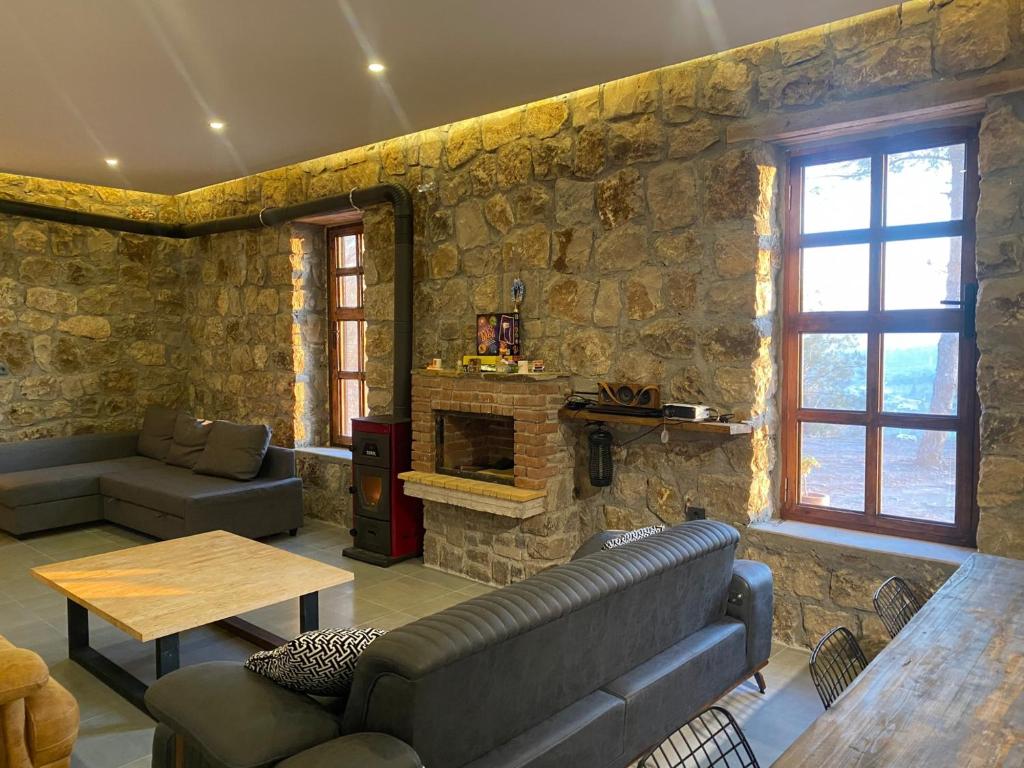 Lovely Stonehouse with Pool and Backyard in Izmir