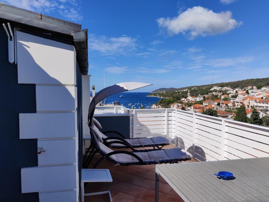 Un balcón con una silla y vistas al océano. en La Casa di Elisa, en Hvar