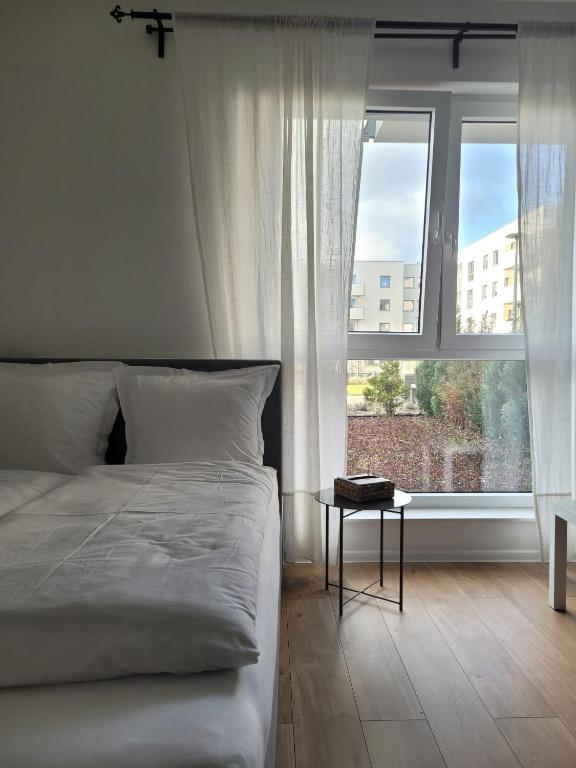 Posteľ alebo postele v izbe v ubytovaní 16 Apartamenty Ptak Szpital Matki Polki Szpital Kopernika Mandoria Orientarium Atlas Arena Plac Zabaw - Zamojska 20a m16 Parking