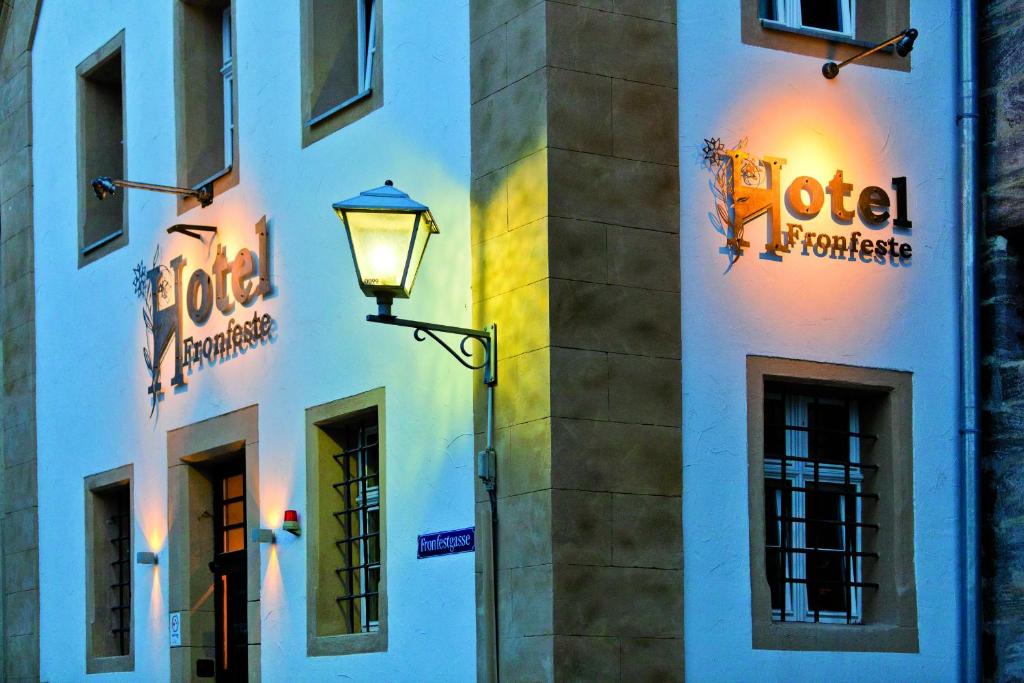 ein Straßenlicht vor einem Gebäude in der Unterkunft Knast-Hotel Fronfeste in Amberg