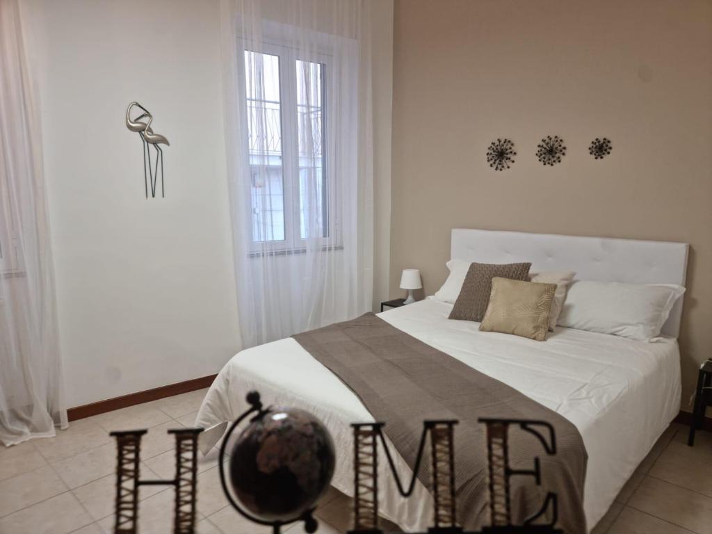 1 dormitorio blanco con 1 cama grande en una habitación en Laura Four, en Messina