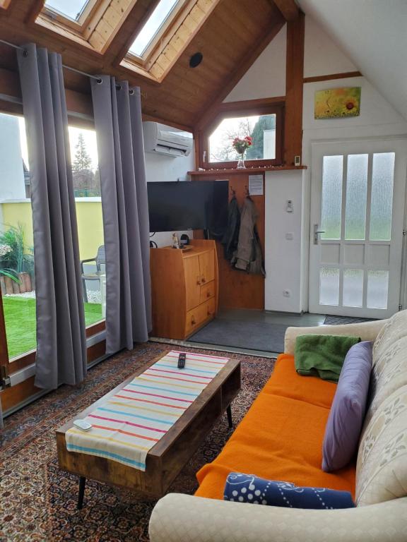 een woonkamer met een bank en een tafel bij Ferien im mittlerem Rheintal in Remagen