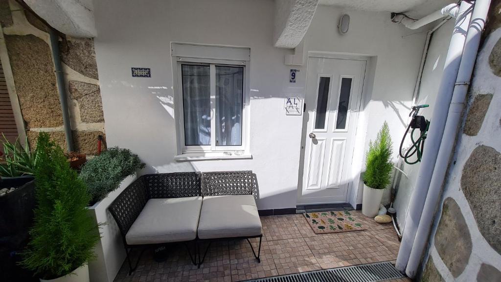 patio z ławką, oknem i drzwiami w obiekcie KirasHouse w Porto