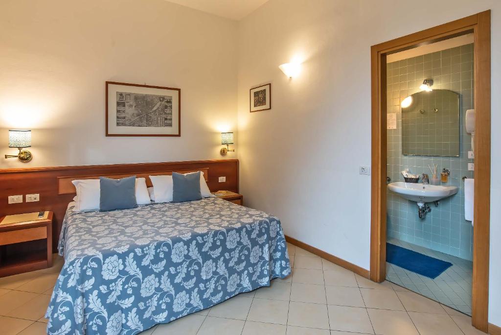 Postel nebo postele na pokoji v ubytování Hotel Bonifacio