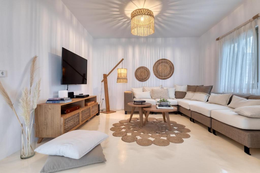 TV a/nebo společenská místnost v ubytování Amalgam Homes Paros