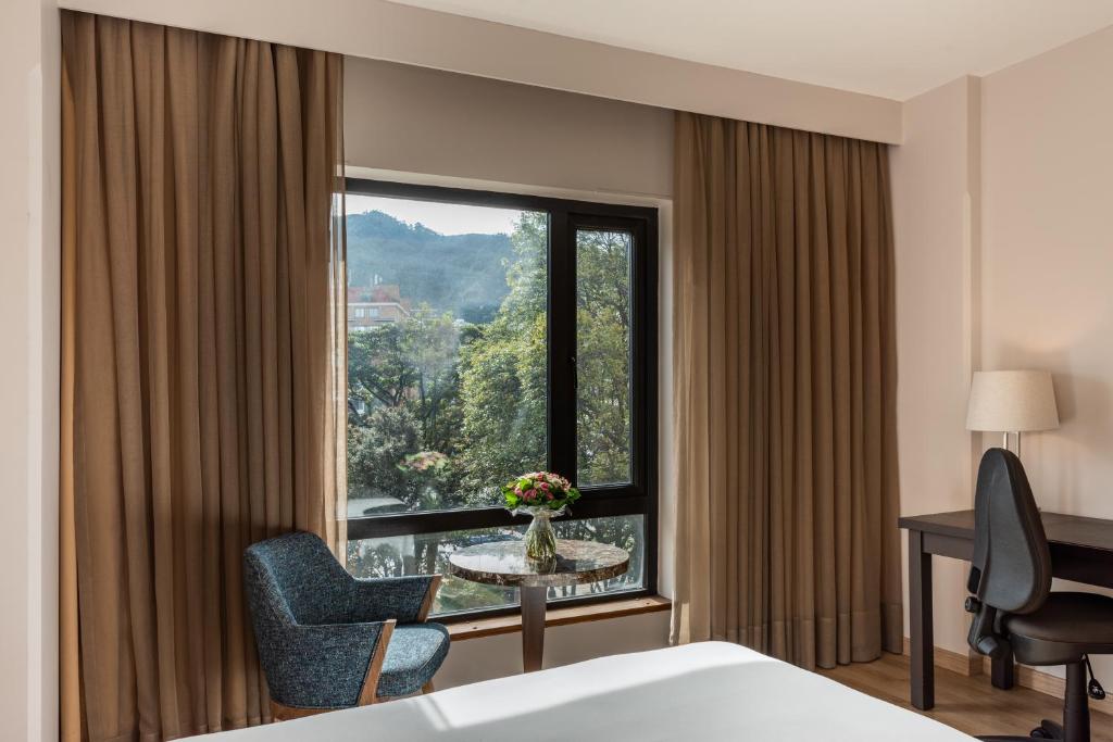 Nespecifikovaný výhled na hory nebo výhled na hory při pohledu z hotelu