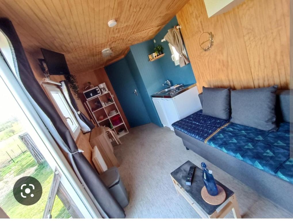 een woonkamer met een bank bij Logement insolite au cœur de l'Auvergne in Rochefort-Montagne