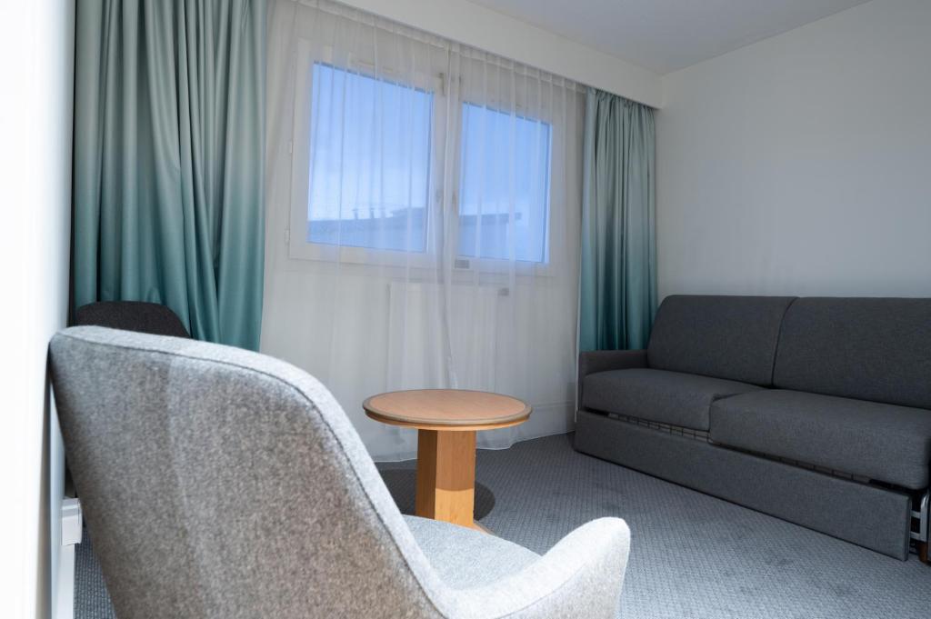 Posezení v ubytování Holiday Inn Calais-Centre by IHG