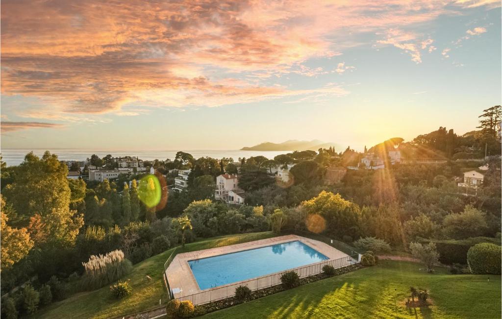 een luchtzicht op een villa met een zwembad bij 1 Bedroom Cozy Apartment In Cannes in Cannes