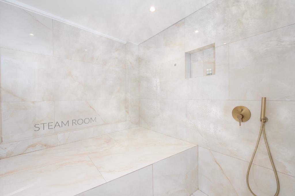 Ένα μπάνιο στο Cycladic Suites & Spa