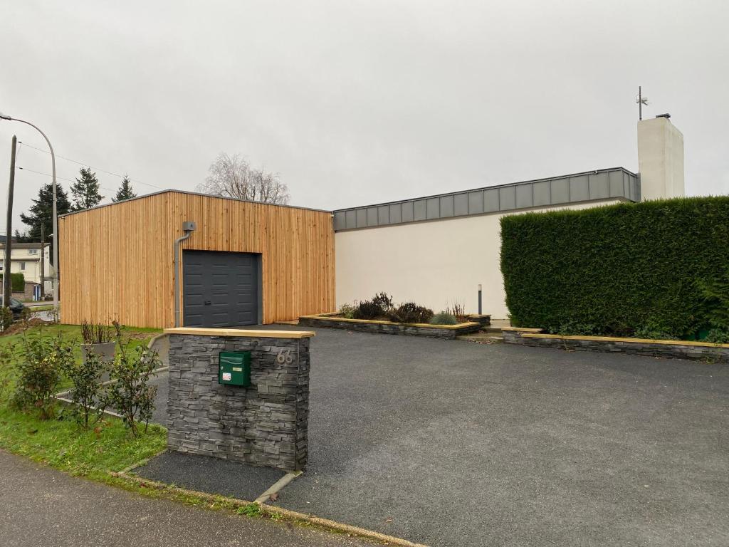 ein Gebäude mit einem Parkplatz mit Garage in der Unterkunft L'orée du Golf, studio 4 in Mont-Saint-Aignan