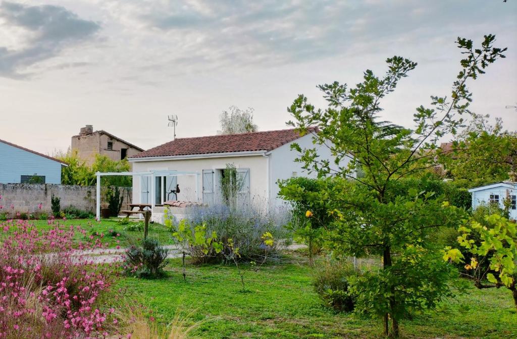 una casa blanca con un jardín delante de ella en Gite Le Cherche Midi, en Gaillac