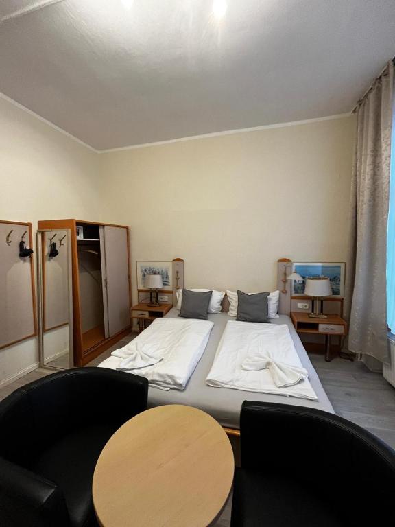Pension Oase - Triple Room With Shared Bathroom